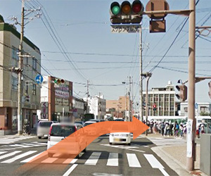 ヤマダ電機を超えた最初の信号を右に曲がります。